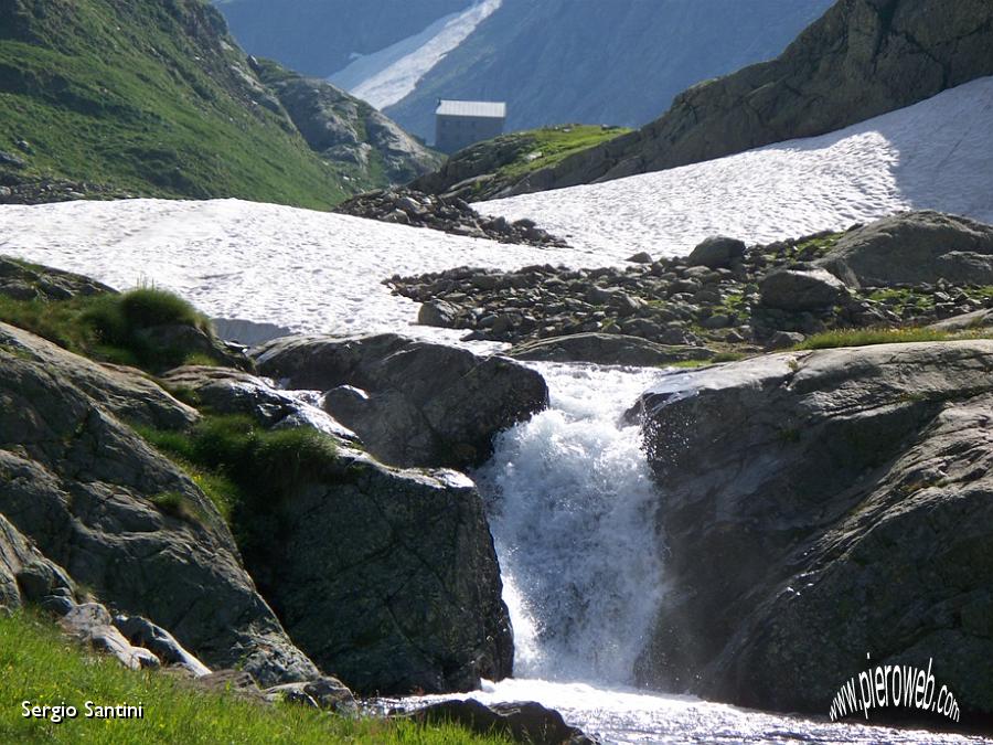 07 Cascata neve e Rif. Barbellino.JPG